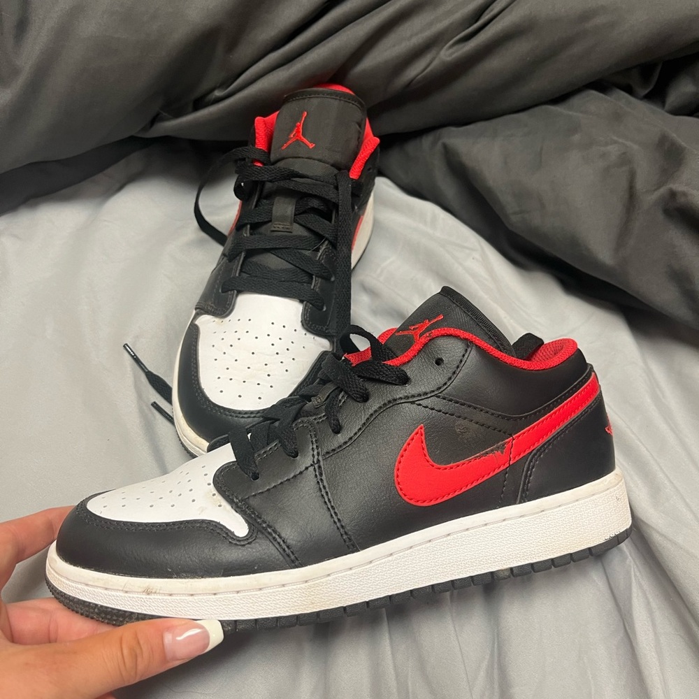 Size 5.5 youth/ 7 wmns jordan’s